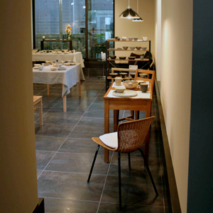 2ｍ弱の廊下の先にギャラリースペースが広がっている写真